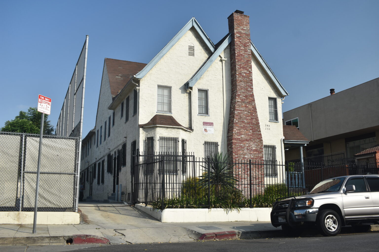 Hobart Apartments sold in Koreatown by Robert Leveen - Lee & Associates